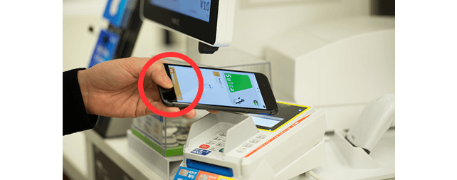 ②電子決済端末が光ったら、Touch IDに指に触れたままiPhone上部をしっかりかざす